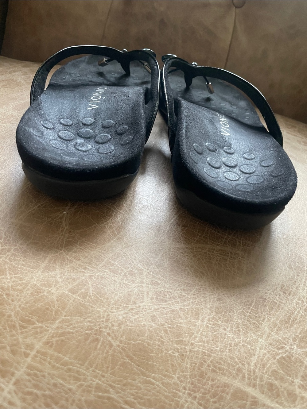 Vionic Women’s Black Patent Bow Thong Sandals - Picture 4 of 7